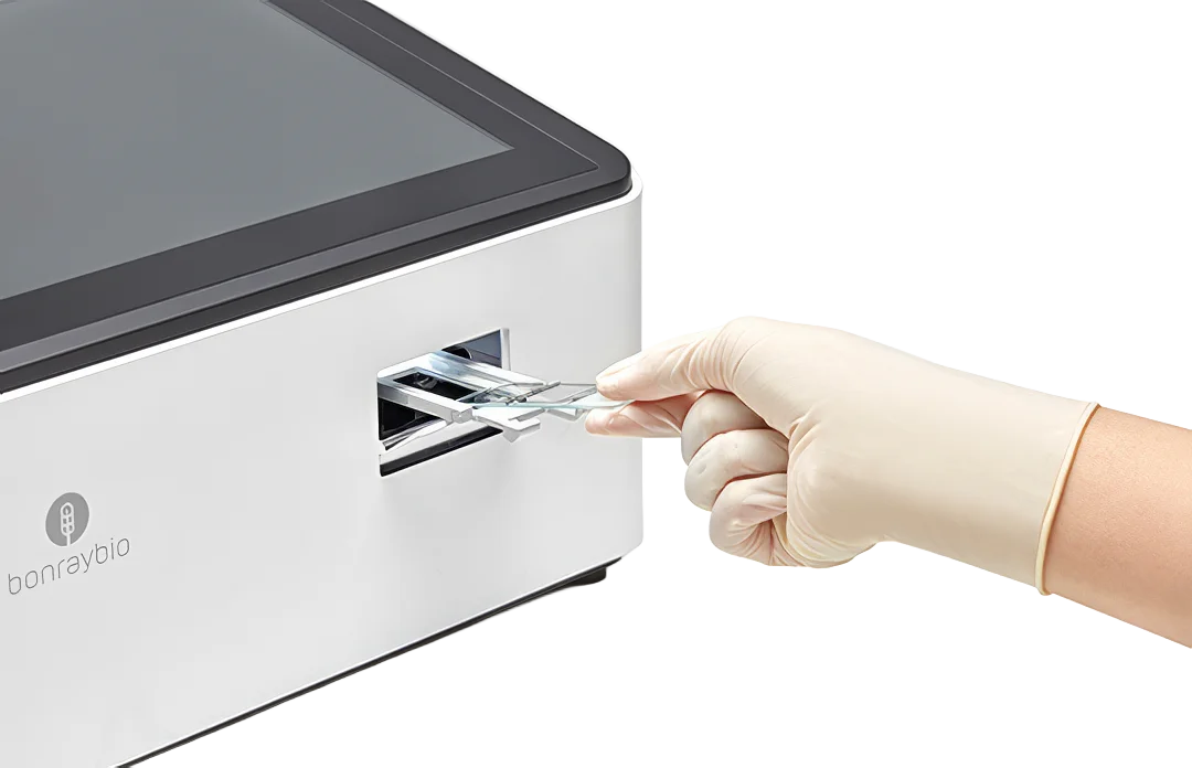 LensHooke® X12 PRO · Objektträger wird ins Gerät eingelegt